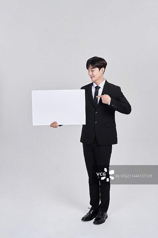 韩国男保安拍摄图片素材