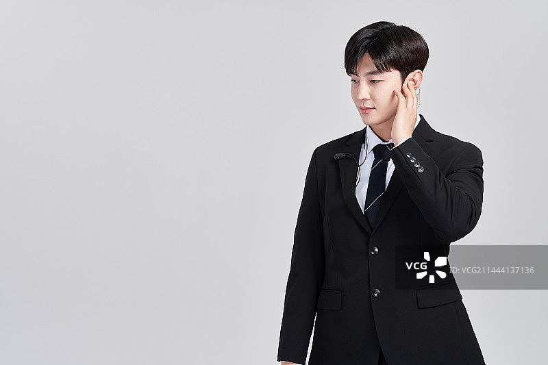 韩国男保安拍摄图片素材