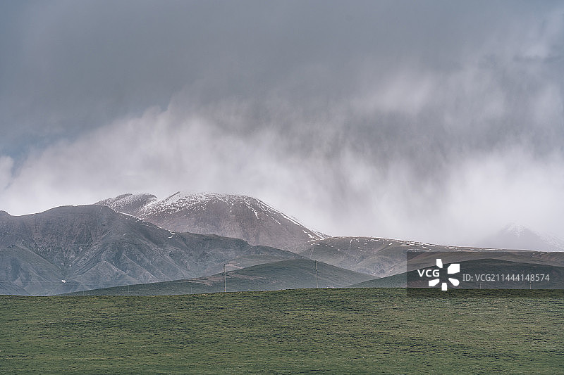 青海省果洛州，雨雾中的阿尼玛卿雪山图片素材