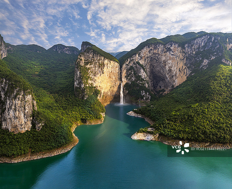 夕阳蝴蝶崖瀑布图片素材
