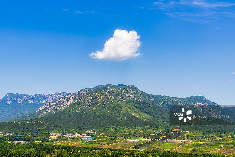 河南省郑州市登封嵩山太室山夏季户外风光图片素材