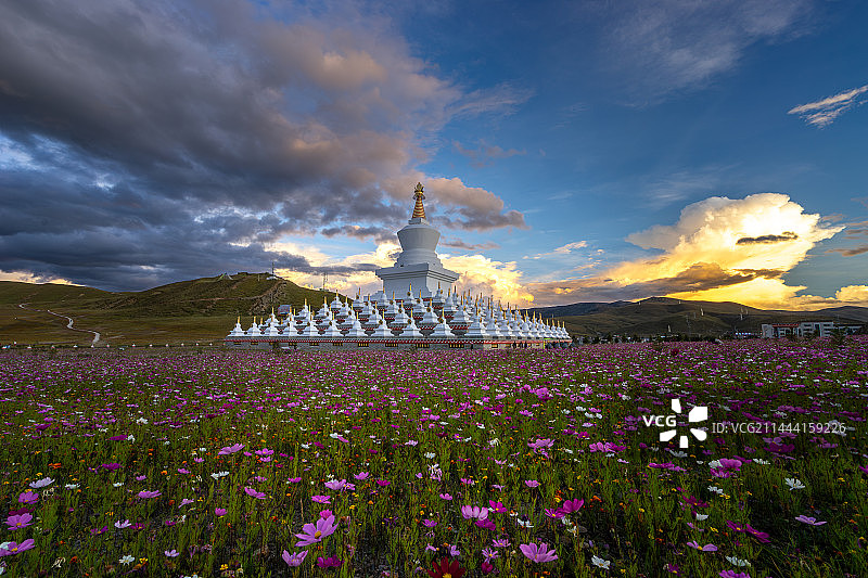 稻城白塔图片素材