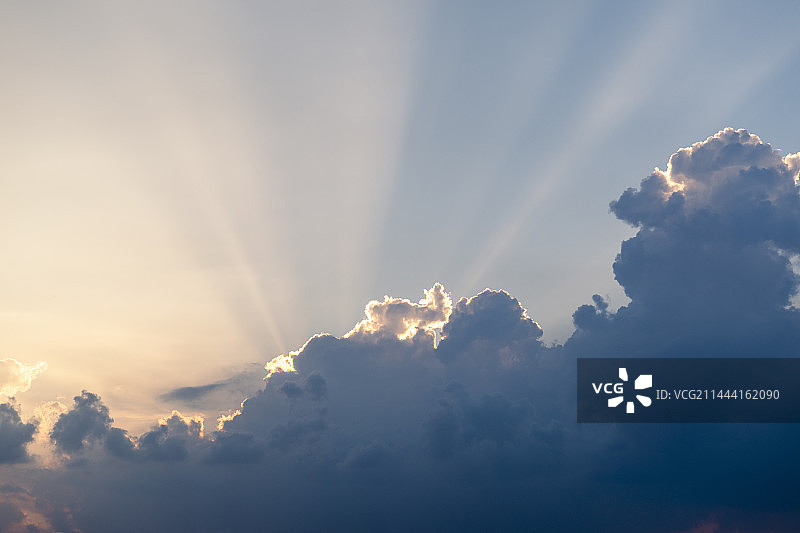夏天，黄昏，日落时分，漂亮的云朵图片素材