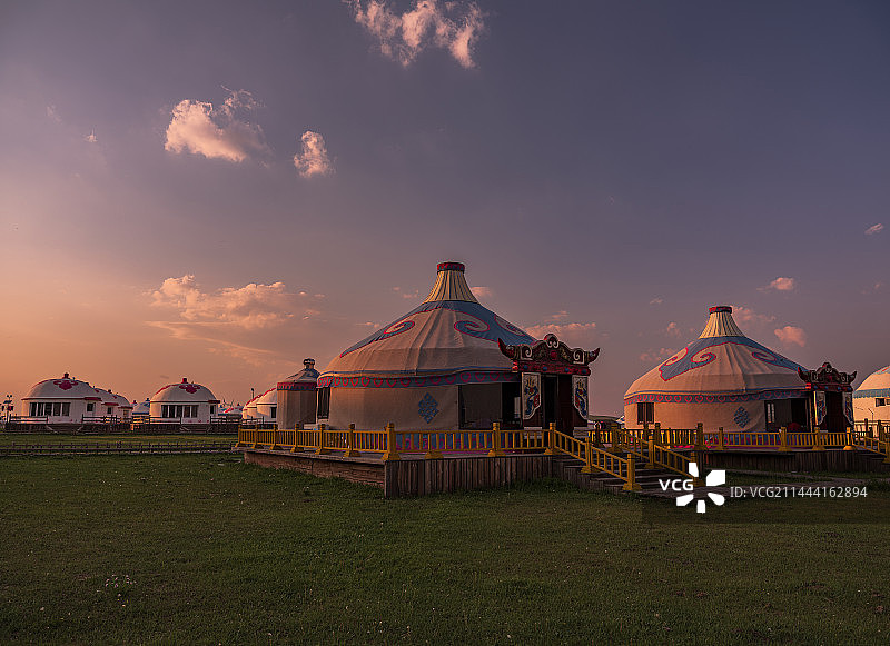 日落时的空中风景，草原蒙古包。图片素材