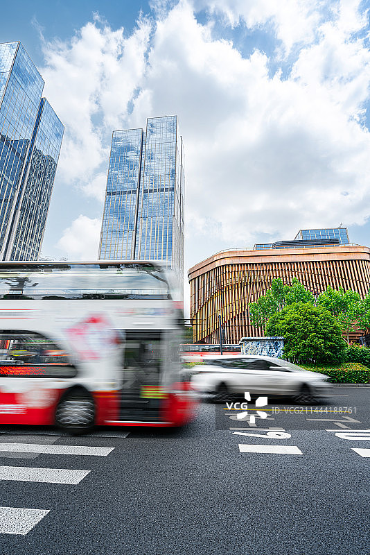 上海外滩bfc金融中心建筑群和公交车辆图片素材