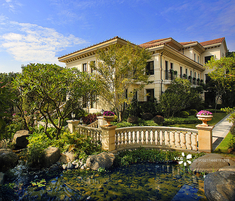 营造溪流旁的别墅景观图片素材