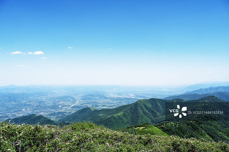 米岗山上看泾源县图片素材