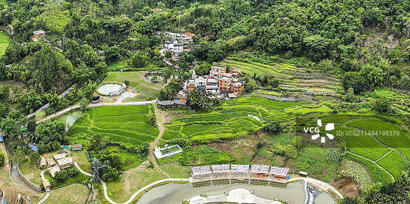 航拍海南五指山毛纳村图片素材