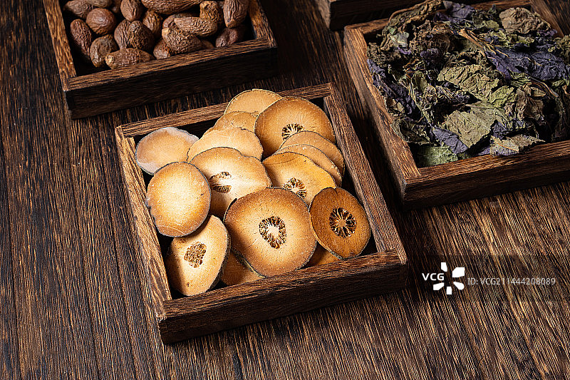 黑色木板上的化橘红片图片素材