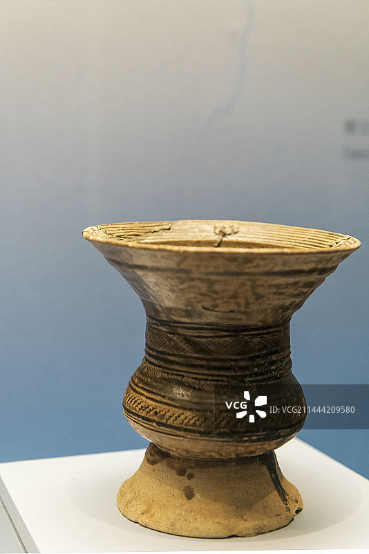 北京国家博物馆，青釉网纹尊，西周图片素材