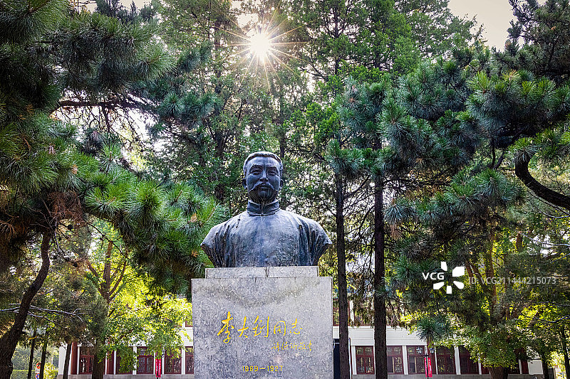 北京大学李大钊先生青铜半身像：大钊精神永放光芒图片素材