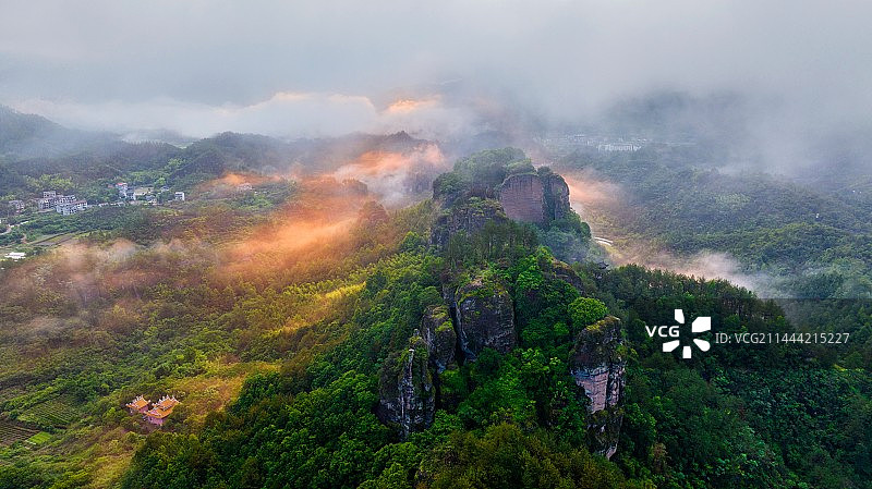 东西岩彩云飘图片素材