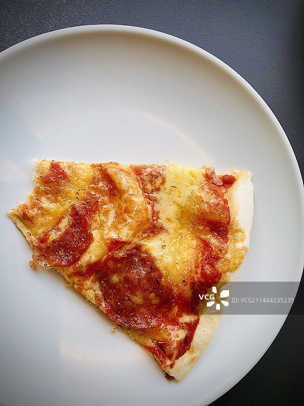 桌上盘子里的披萨的高角度视图图片素材