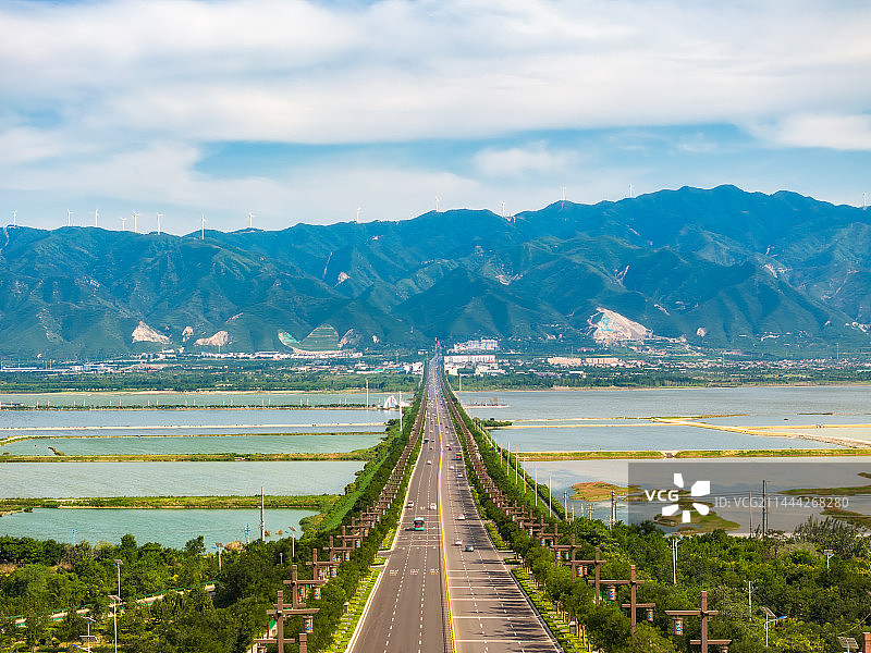 山西省运城市“中国死海”运城盐湖与公路夏季航拍图片素材