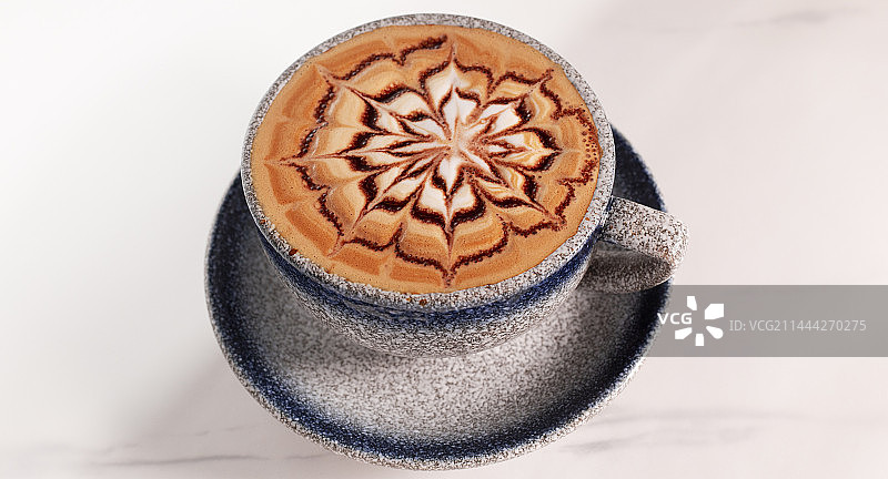 桌上咖啡杯特写镜头图片素材