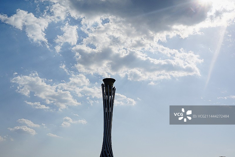 多云天空下成都大运会火炬图片素材