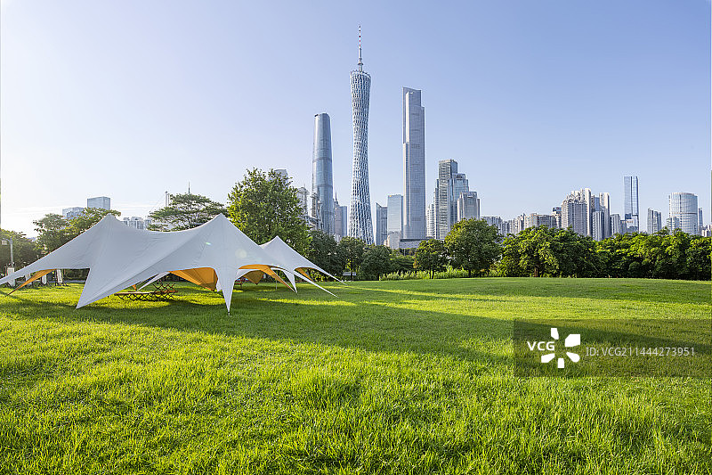早晨的广州塔和公园的露营草地上的帐篷图片素材