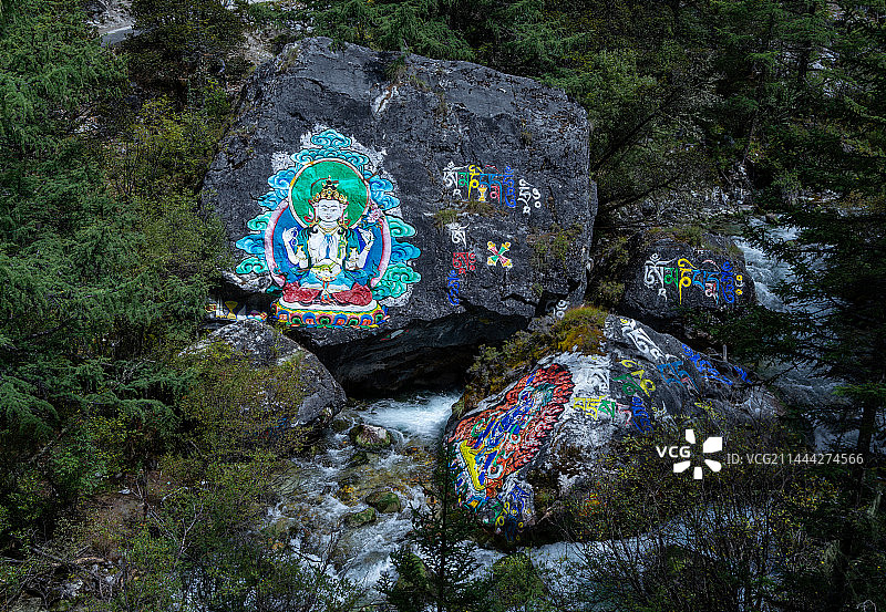 川西高原藏区路边玛尼石刻图片素材