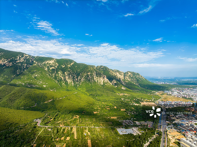 河南省郑州市登封嵩山地质公园太室山夏季航拍图片素材