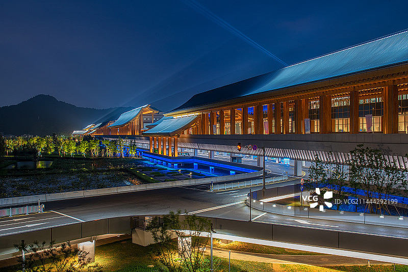 夜幕下兰调背景的宁波国际会议中心图片素材