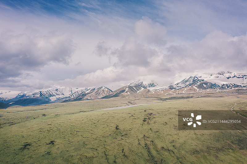 航拍青海阿尼玛卿雪山与高山草原图片素材