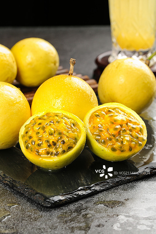 深底上的黄金百香果图片素材