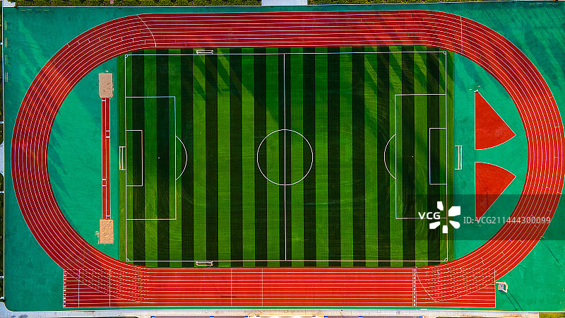 航拍广东以色列理工学院田径场和足球场图片素材