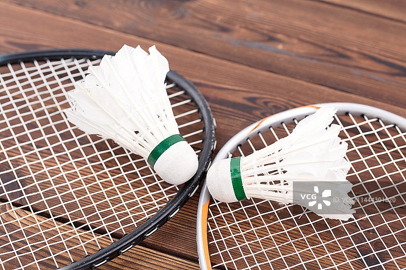 羽毛球对决比赛球拍和球图片素材