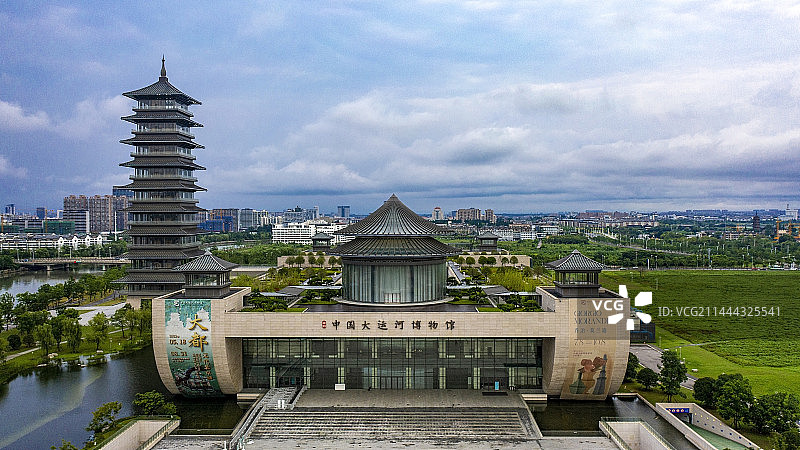 航拍蓝天白云下的扬州中国大运河博物馆图片素材