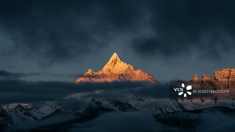 朝阳亲吻神女图片素材