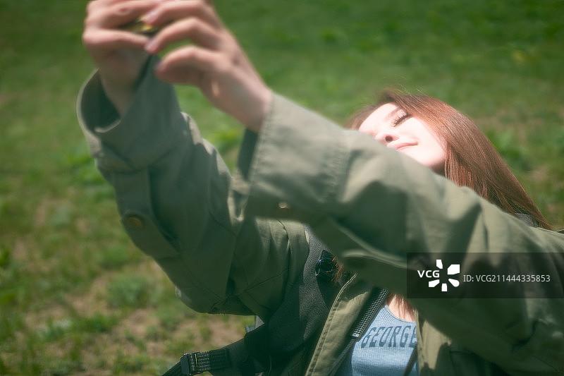 新疆维吾尔族 女青年 美丽 户外 徒步 无人机图片素材