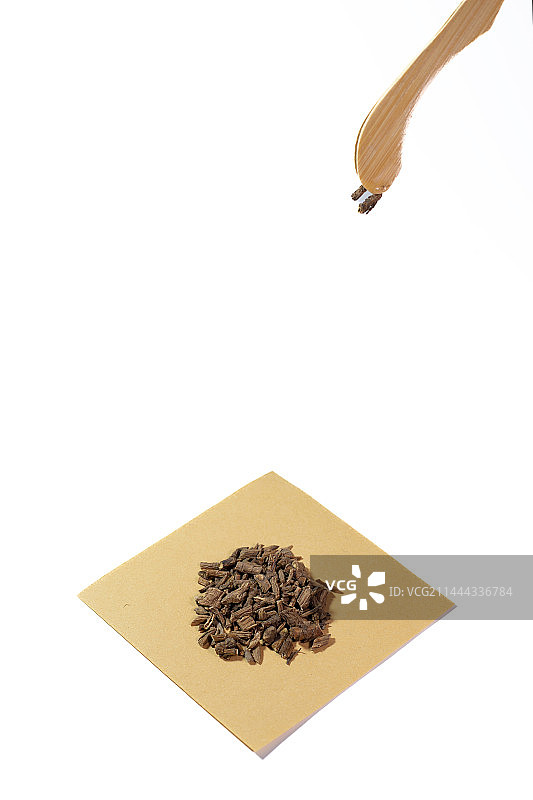 白色背景中药苍柴胡抓药图片素材
