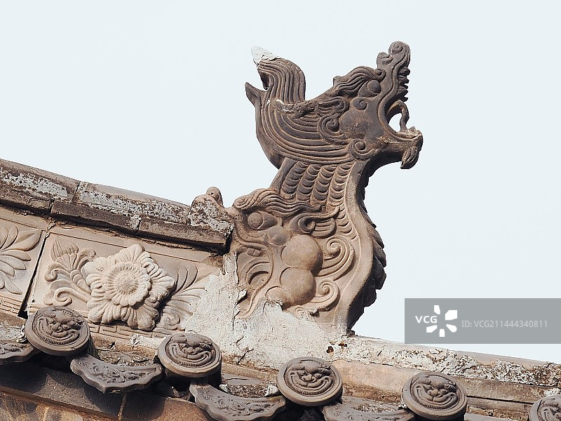 山西晋中古代建筑屋顶上的传统龙头造型雕塑图片素材