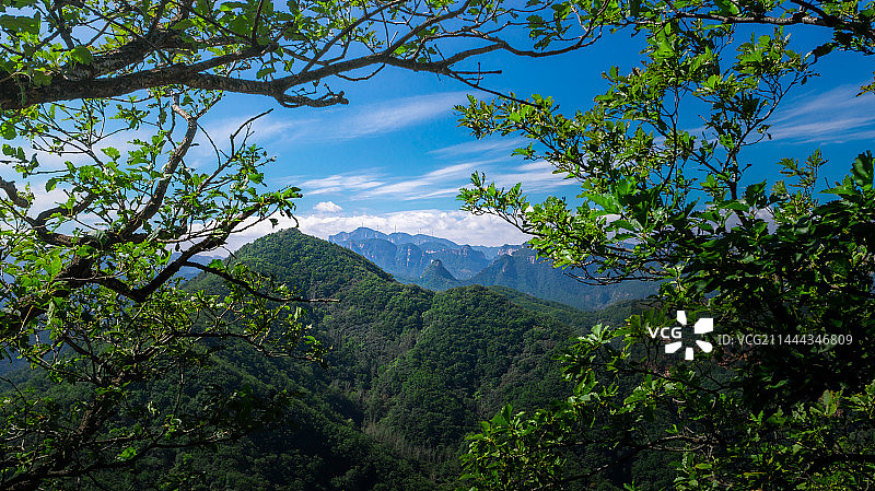 遥望山顶的风力发电机图片素材
