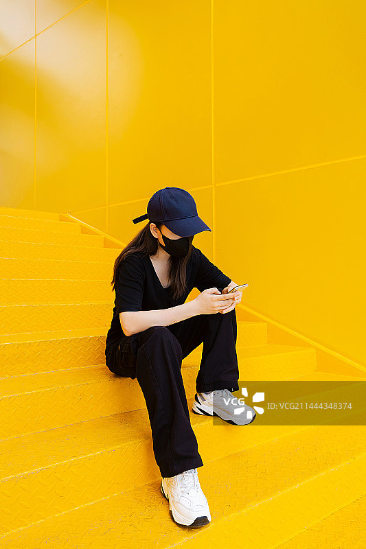 戴口罩的女性图片素材