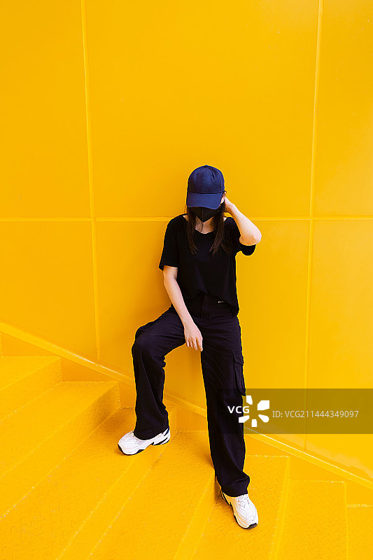 戴口罩的女性图片素材