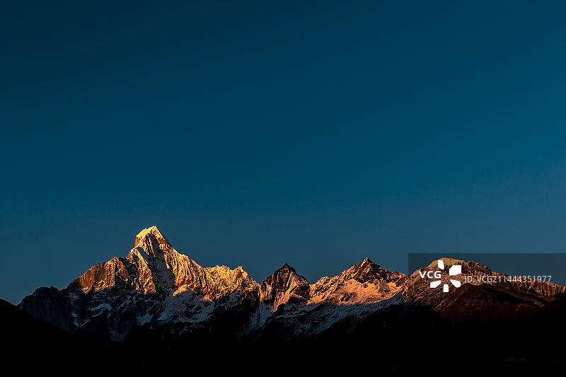 四川省甘孜藏族自治州小金县四姑娘山风景区日照金山图片素材