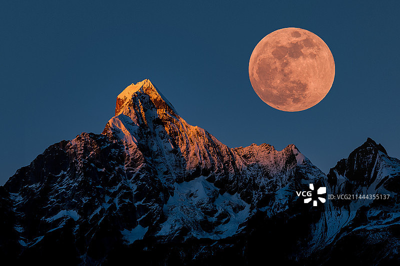 四川省甘孜藏族自治州小金县四姑娘山月亮爬上山头图片素材