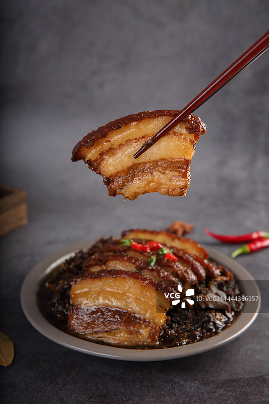 一盘梅菜扣肉笋干扣肉预制菜图片素材