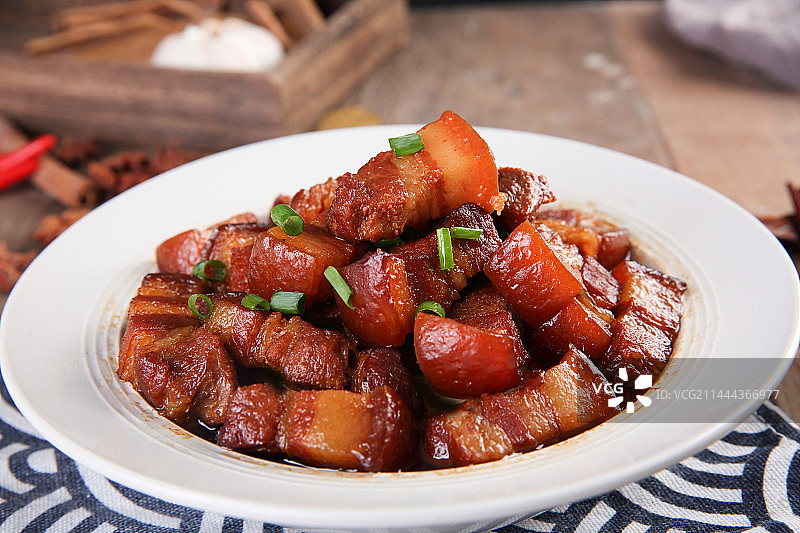 一盘红烧肉东坡肉五花肉图片素材