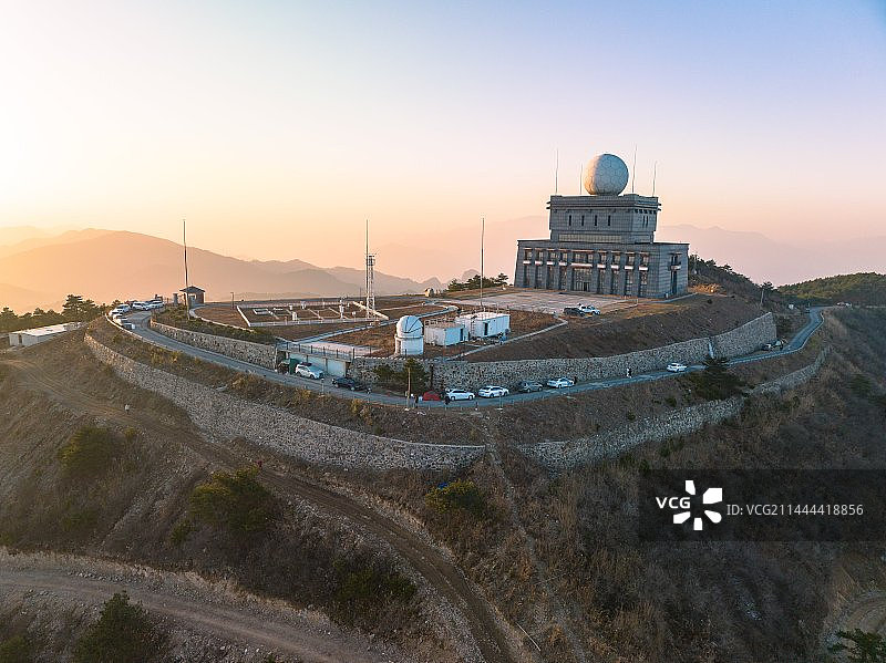 浙江大明山牵牛岗山顶气象站航拍图片素材