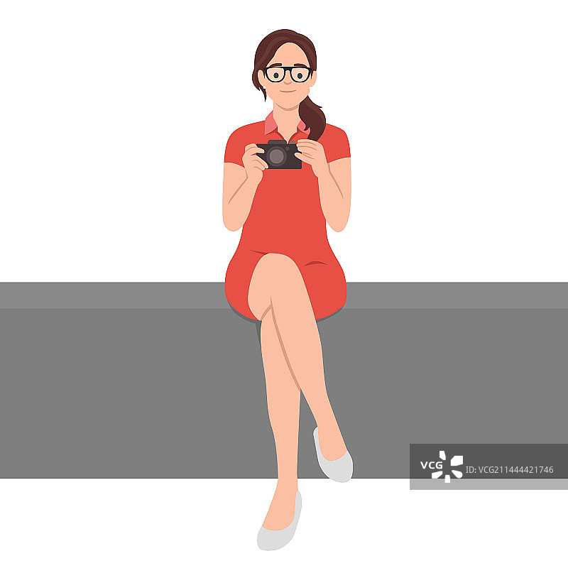 女人手持相机，人们拍照爱好图片素材