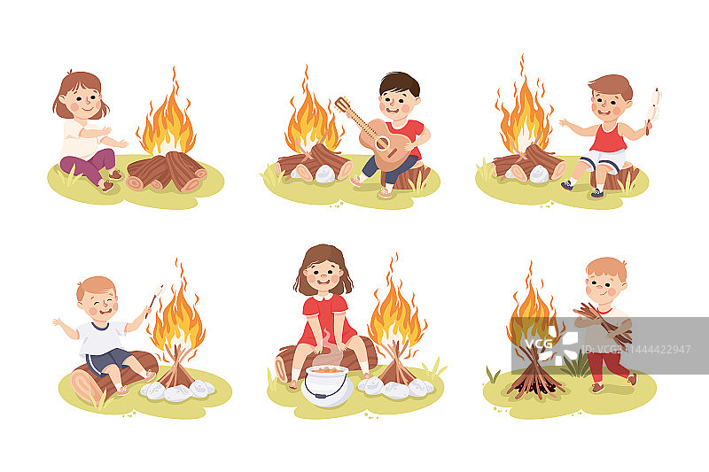 坐在篝火旁玩耍的小孩们图片素材