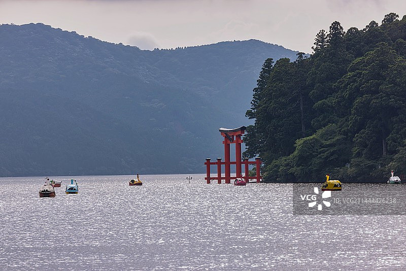 日本箱芦之湖箱根神社水边鸟居图片素材