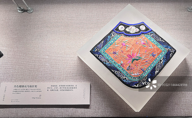 清华艺术博物馆藏清代杏色缎绣花鸟纹肚兜图片素材