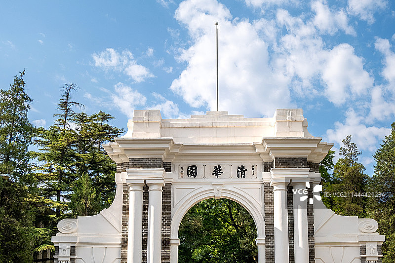 清华大学南门的校门牌楼，著名打卡地标图片素材