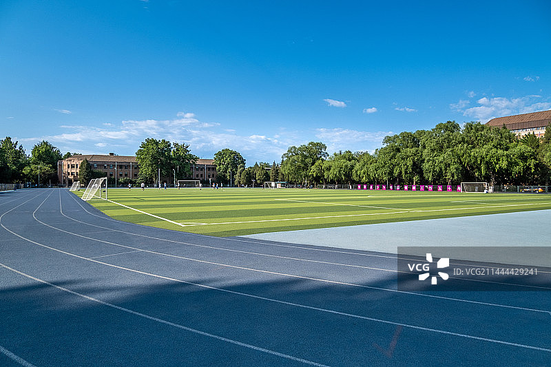 北京清华大学学校内部操场跑道及足球场图片素材