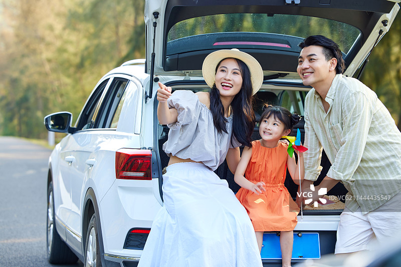一家三口暑期自驾旅行图片素材