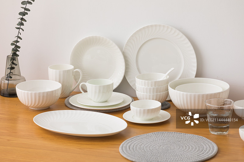 餐桌上的餐具套装晚餐图片素材