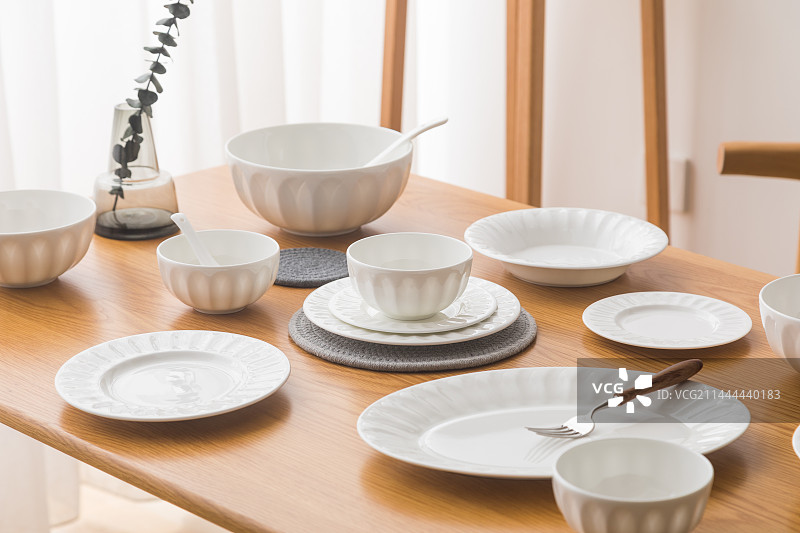 餐桌上的餐具套装晚餐图片素材